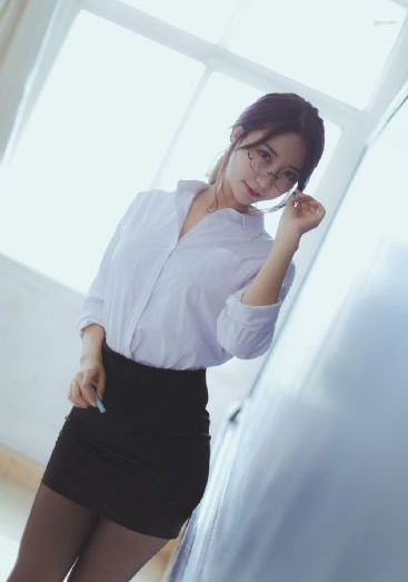 戴着面具跳舞