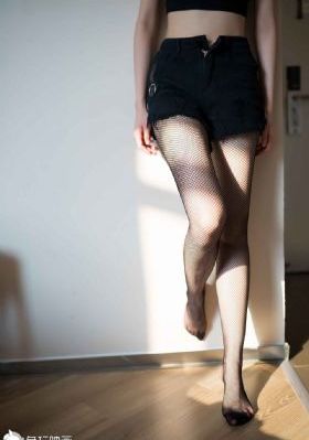 脱了内裤一边亲一边摸